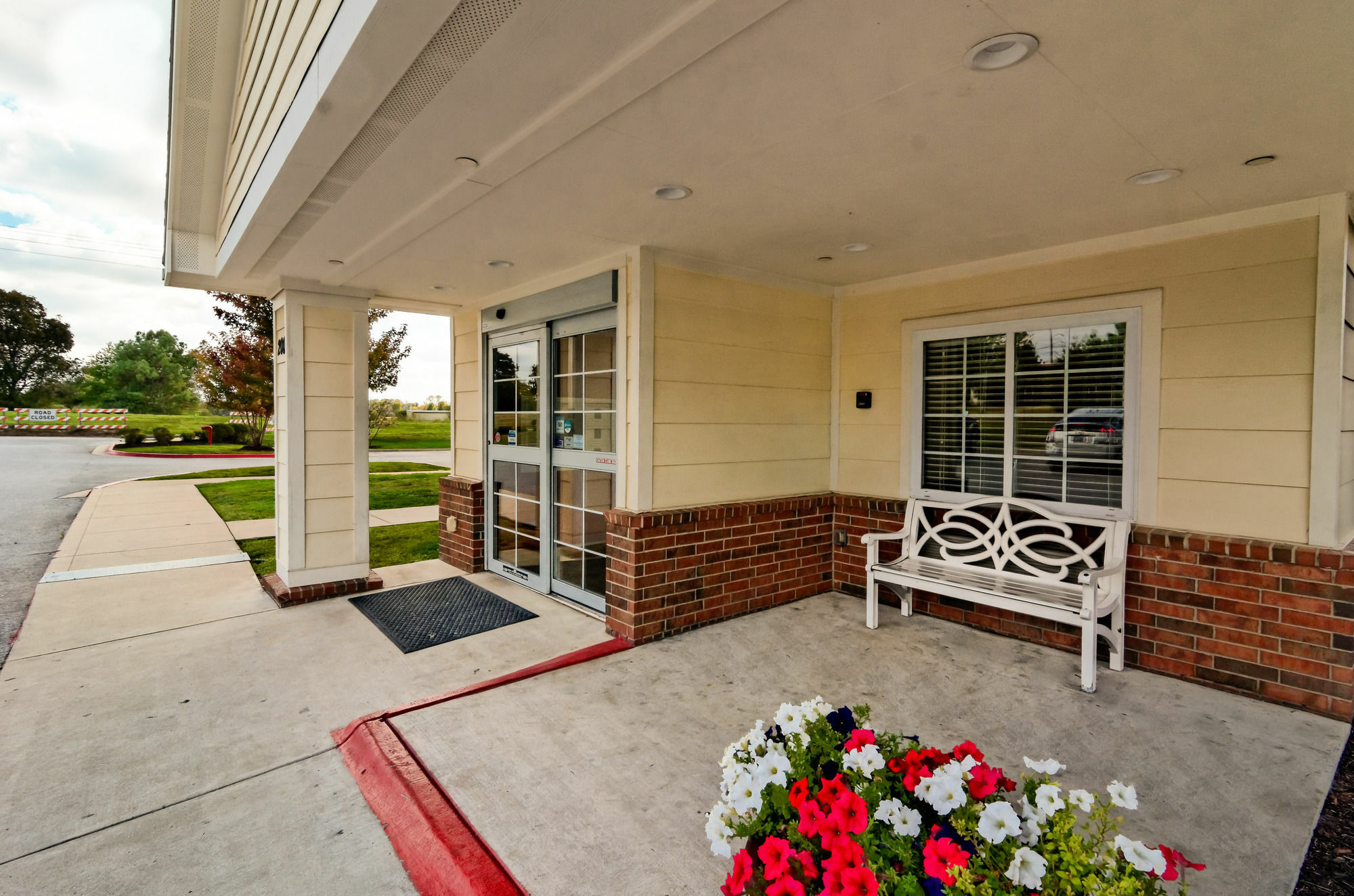 Hometowne Studios & Suites By Red Roof Bentonville Exterior photo